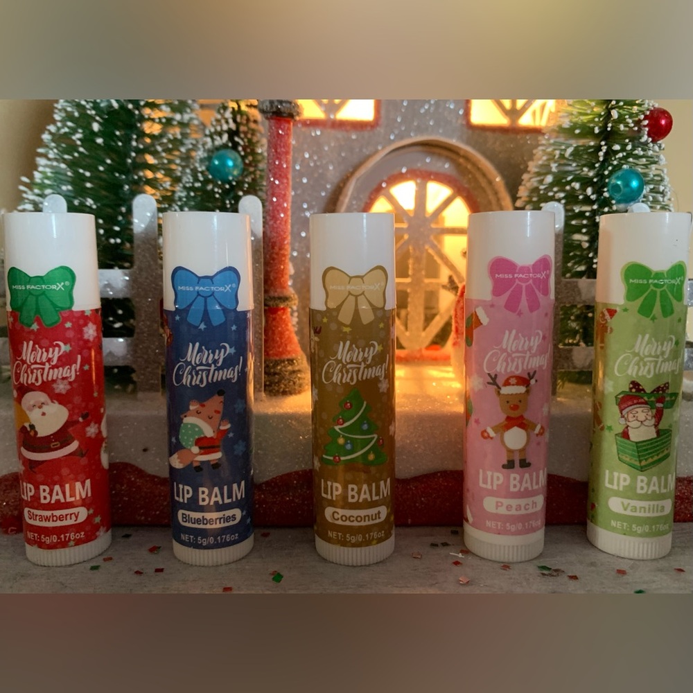 5 Christmas Lip Balm Set NWOT(Vanilla, Coconut, Peach, Blueberries, Strawberry)